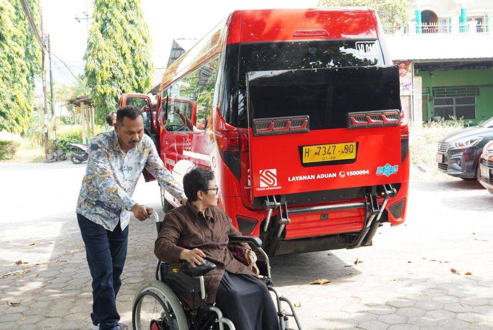 Trans Semarang menyediakan armada microbus untuk penyandang difabel. (dok. Trans Semarang)