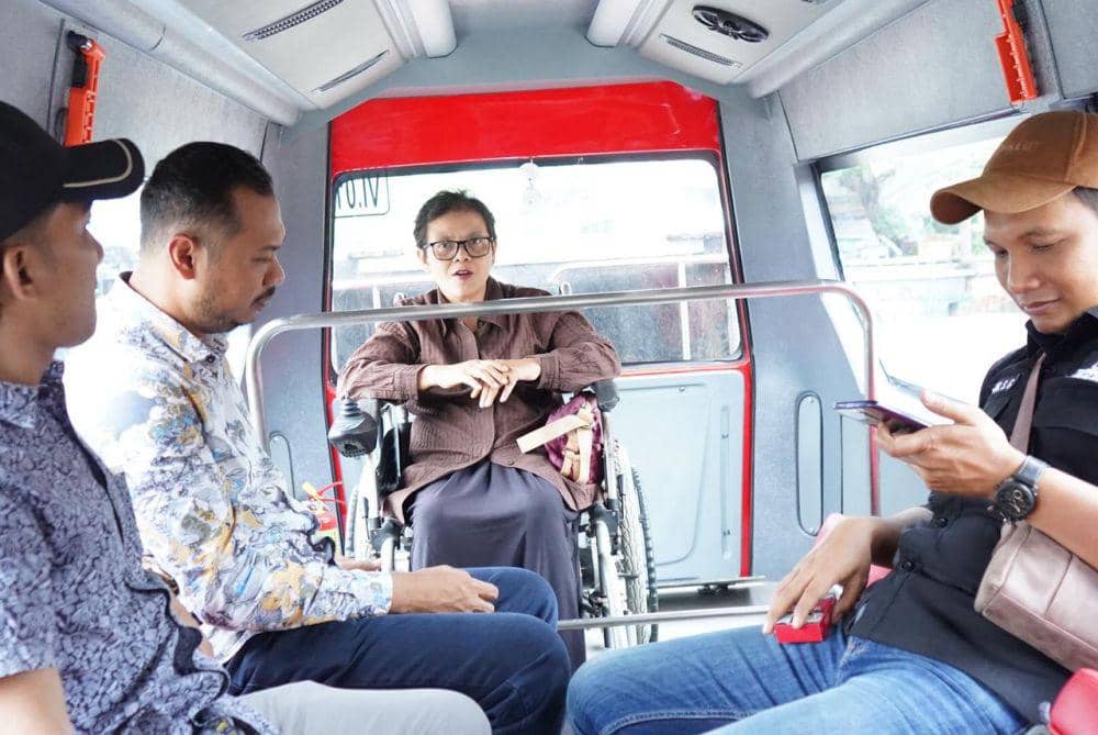Trans Semarang menyediakan armada microbus untuk penyandang difabel. (dok. Trans Semarang)