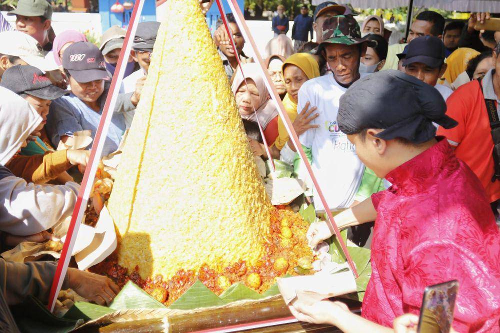 Warga berebut tumpeng dalam upacara Nyadran di Dam Bagong . IDN Times/ istimewa