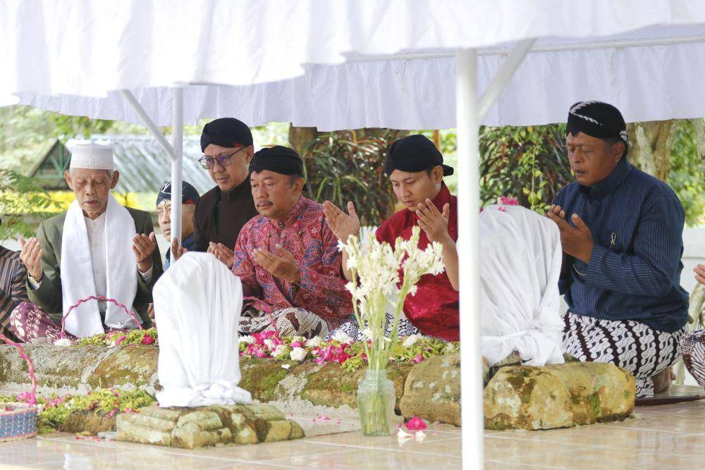 Warga berziarah ke makam leluhur sebelum memulai Nyadran di Dam Bagong . IDN Times/ istimewa