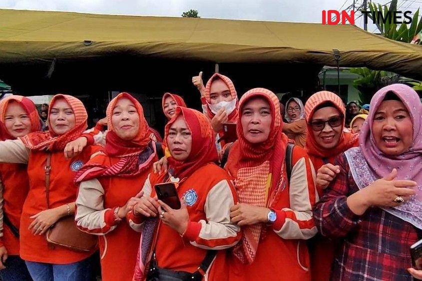 Sejumlah emak-emak doakan Prabowo Subianto menjadi presiden di Lembang, Bandung (IDN Times/Yosafat Diva Bayu Wisesa)