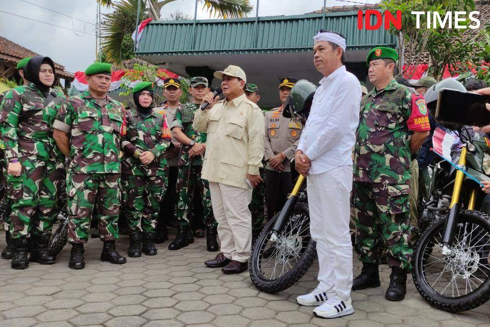 Menteri Pertahanan (Menhan) Prabowo Subianto membagikan motor ke Babinsa di Koramil 0912/Lembang, Bandung, Jawa Barat (IDN Times/Yosafat Diva Bayu Wisesa)