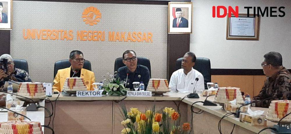 Rektor UNM, Prof Husain Syam dan BNN Sulsel menggelar konferensi pers terkait temuan brankas narkoba di kampus tersebut, Jumat (16/6/2023). IDN Times/Dahrul Amri Lobubun