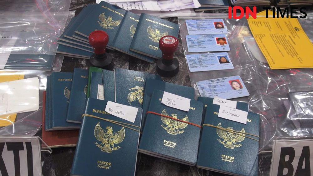 Puluhan paspor dan barang bukti lainntya dari sindikat TPPO yang diungkap Polda Sulsel. (Dahrul Amri/IDN Times Sulsel)