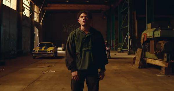 Noah membuang pentungannya saat Optimus datang ( Dok. Paramount Pictures / Transformers: Rise of the Beasts )