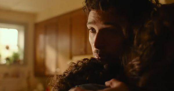 Noah memeluk ibu dan adiknya ( Dok. Paramount Pictures / Transformers: Rise of the Beasts )