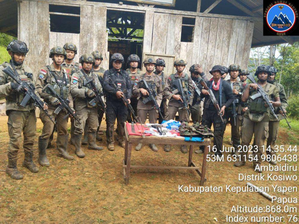 Satgas Ops Damai Damai Cartenz dan Polres Kepulauan Yapen gerebek markas KKB Papua wilayah Kepulauan Yapen, Jumat (16/6/2023). (IDN Times/Istimewa)