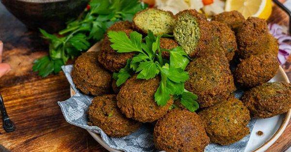 Falafel (instagram.com/zeinaskitchen)