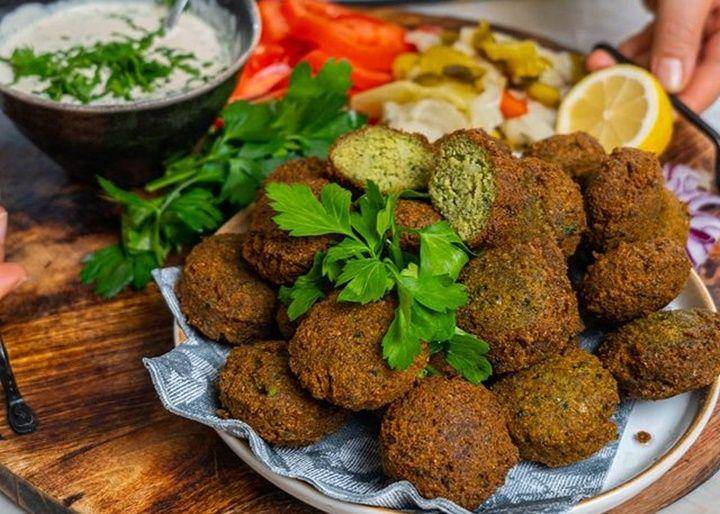Falafel (instagram.com/zeinaskitchen)