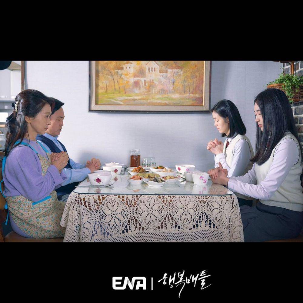 Mi Ho dan Yoo Jin ketika masih menyatu sebagai saudara tiri (instagram.com/channel.ena.d)
