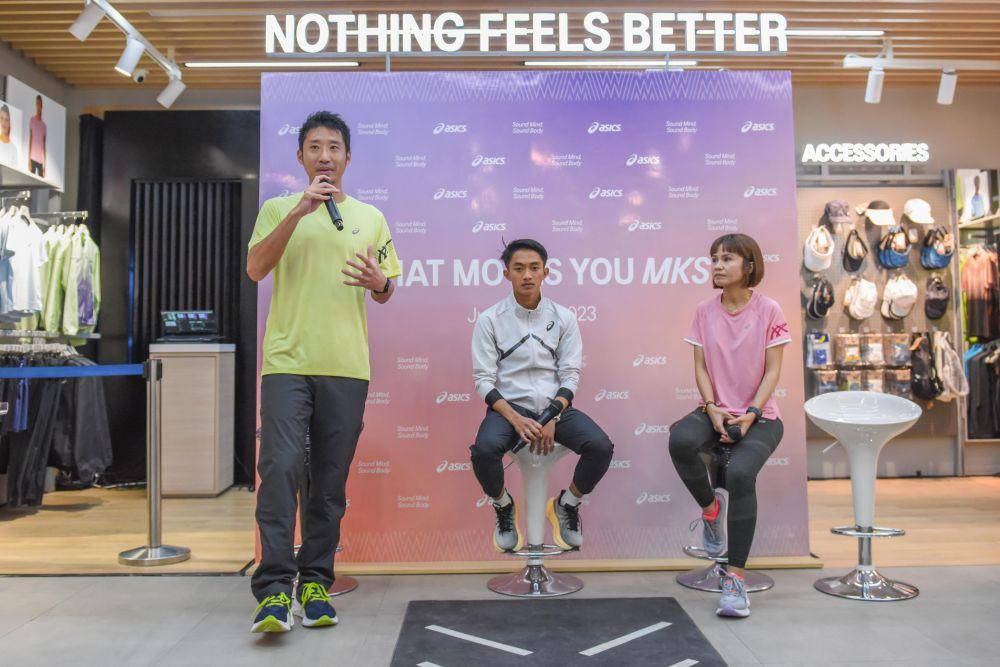 President Director ASICS Indonesia Sota Fuksuhima (kiri), atlet lari jarak jauh Robby Sianturi (tengah) dan Ketua IndoRunners Makassar Vita Elfhira (kanan) dalam acara peresmian concept store ACICS di Trans Studio Mall Makassar, Jumat 16 Juni 2023. (Dok. Istimewa)