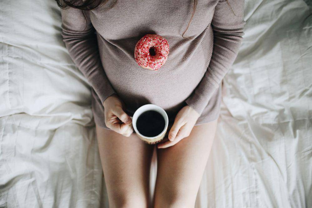 ilustrasi bumil minum kopi (unsplash.com/Fallon Michael)