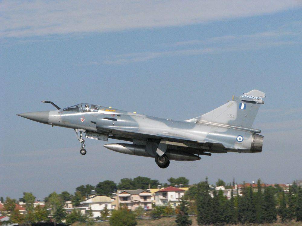 potret jet tempur Mirage 2000-5 milik AU Yunani yang sedang lepas landas (commons.wikimedia.org/stefg74)