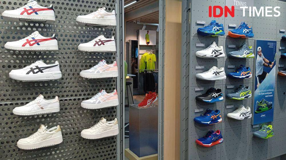 Beragam keperluan olahraga yang berada dalam concept store ASICS di Trans Studio Mall Makassar. (IDN Times/Achmad Hidayat Alsair)