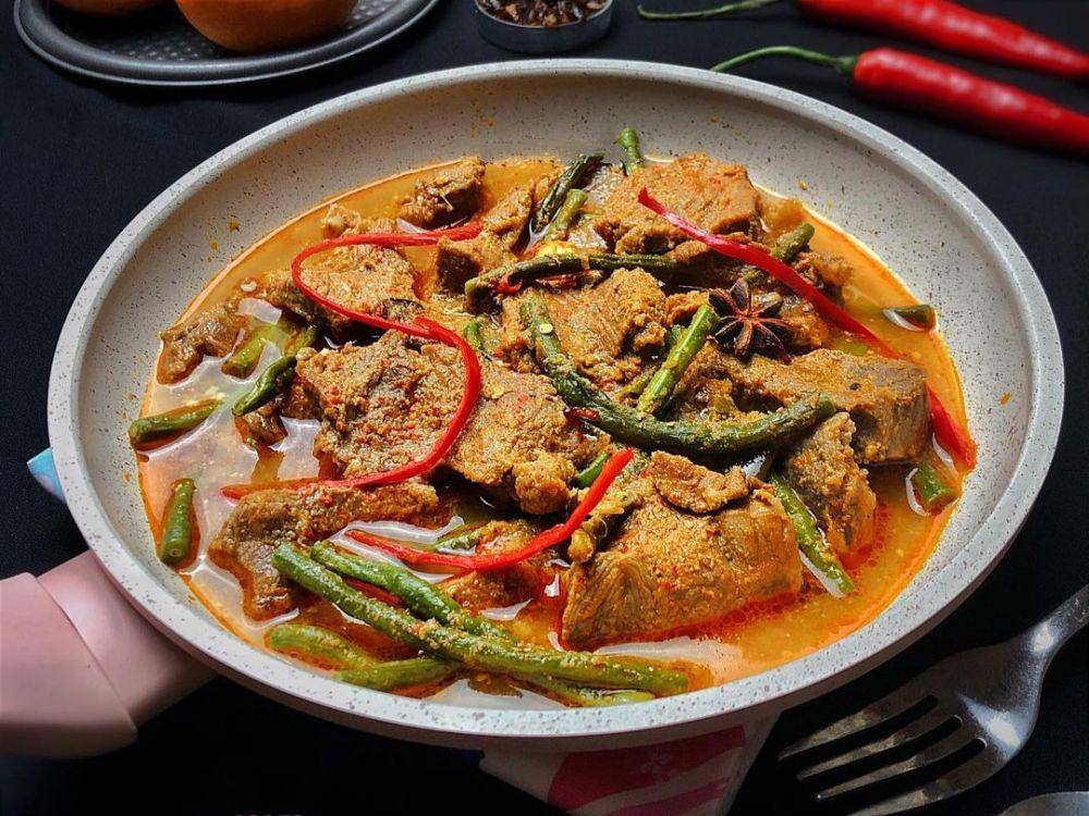 gulai sapi kol kacang panjang (instagram.com/marhezaayu)