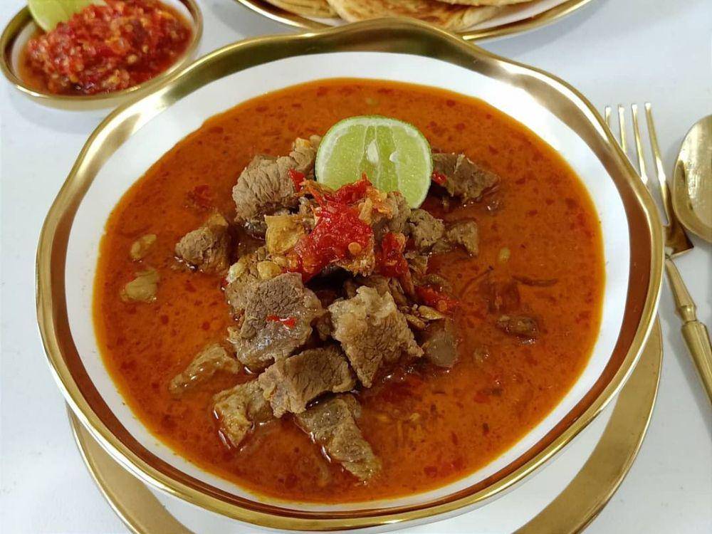 gulai sapi (instagram.com/deviirwantari)