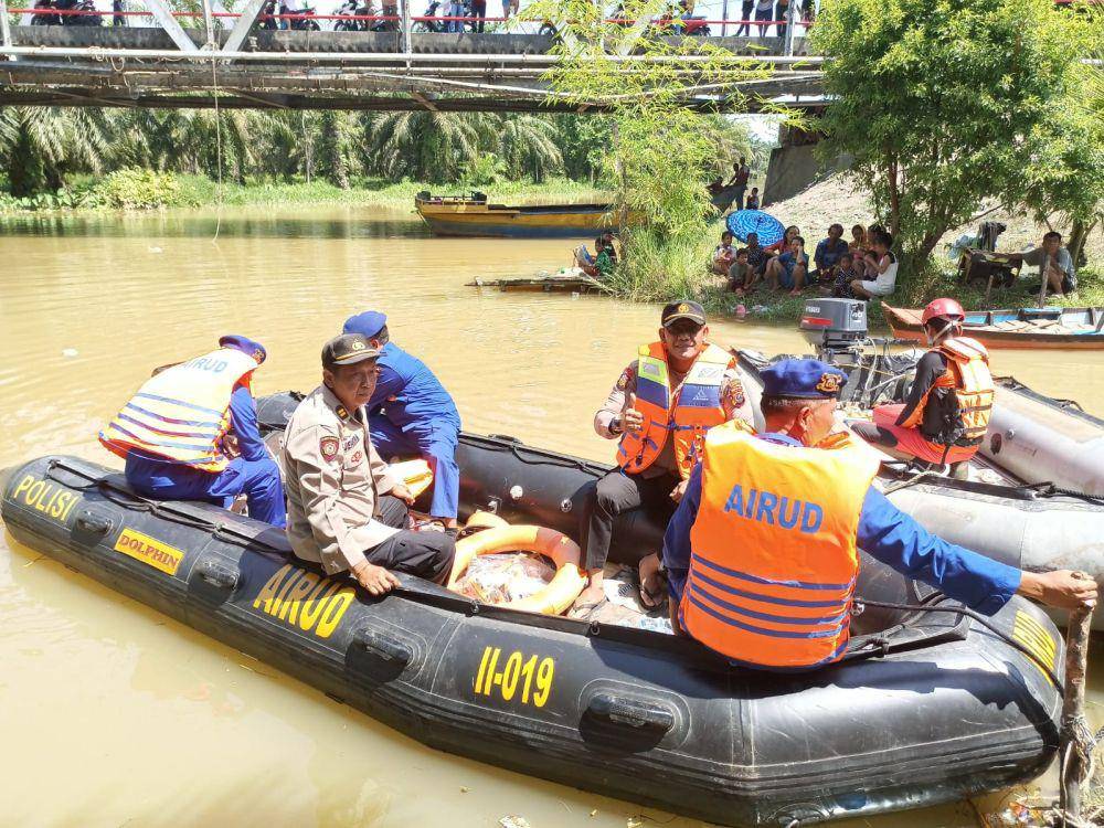 Petugas yang berhasil menemukan korban dan mrlakukan evakuasi (IDN Times/ istimewa)