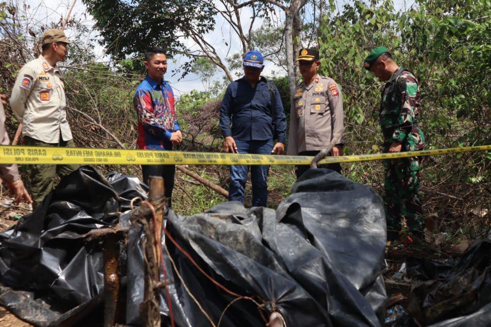 (Anggota Polres Muba saat melakukan razian dan penutupan sumur minyak ilegal di dua kecamatan) IDN Times/istimewa