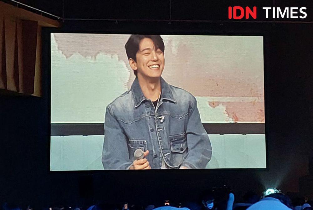 Kim Min Gue Pamer Foto Masa Kecil di Fanmeet, Perdana Seumur Hidup