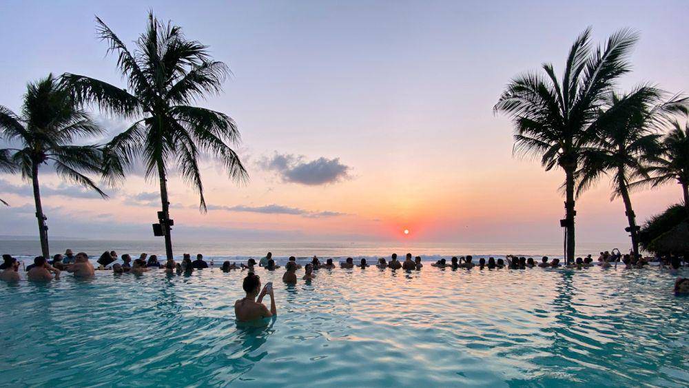 Potato Head Beach Club di Pantai Petitenget, Bali (unsplash.com/@ern)