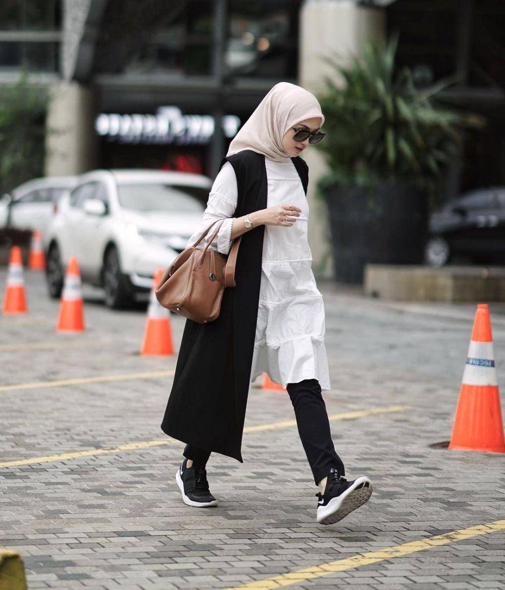 outfit hijab daily ala Indah Nada Puspita (instagram.com/indahnadapuspita)