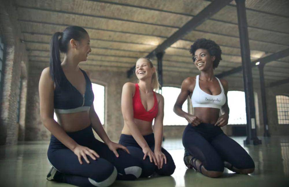 Ilustrasi wanita memakai sport bra(unsplash.com/@brucemars)