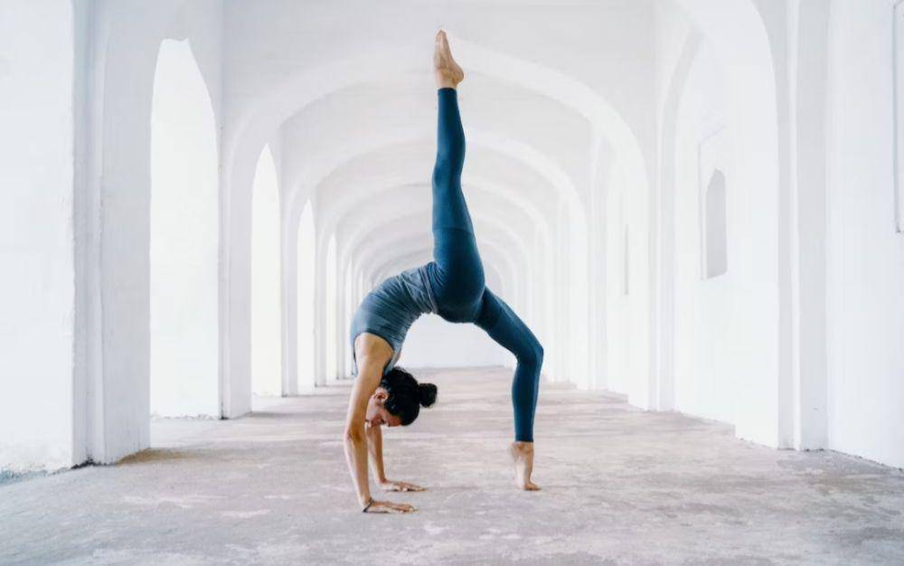 Outfit olahraga yoga(unsplash.com/@oksanataran)
