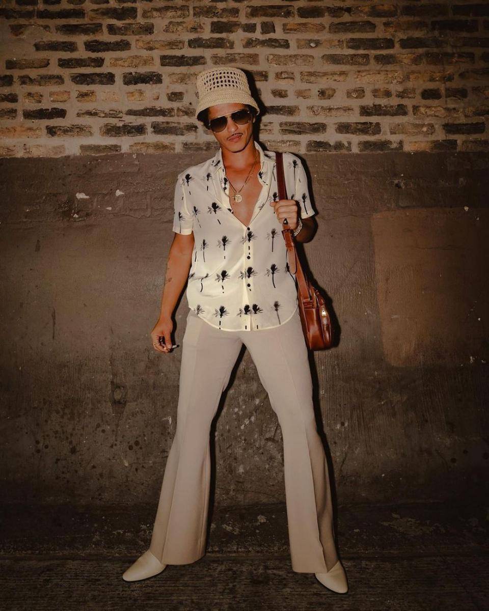 OOTD kasual ala Bruno Mars (instagram.com/ brunomars)