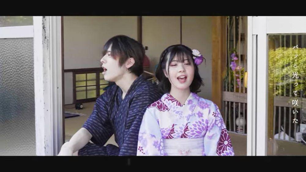 Potret Yuna bersama kakaknya, Kaitou cover lagu 'Uchiagehanabi' (DAOKO dan Kenshi Yonezu). (youtube.com/@yunachannnel)