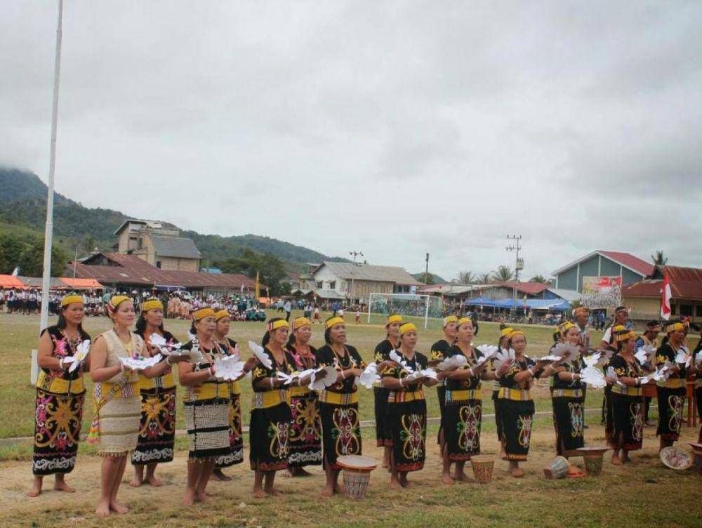 potret sambutan perempuan Dayak Lundayeh (jadesta.kemenparekraf.go.id)