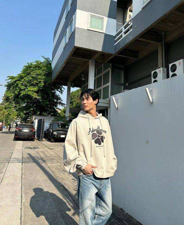 OOTD hoodie ala Win Metawin (instagram.com/winmetawin)