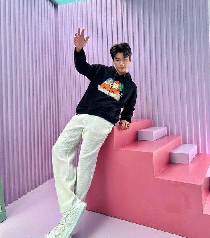 OOTD hoodie ala Ohm Pawat (instagram.com/ohmpawat)