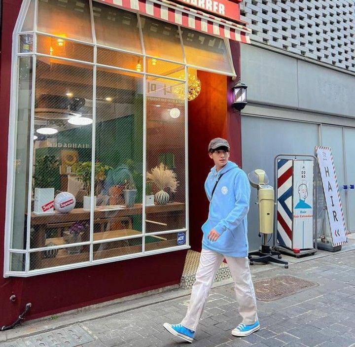 OOTD hoodie ala Chimon Wachirawit (instagram.com/chimonac)