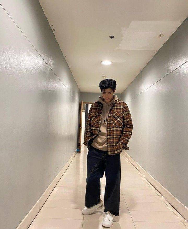 OOTD hoodie ala Fourth Nattawat (instagram.com/fourth.ig)