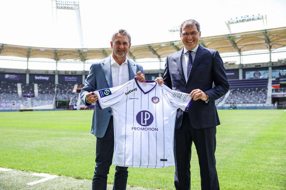 Philippe Montanier (kiri) (twitter.com/ToulouseFC)