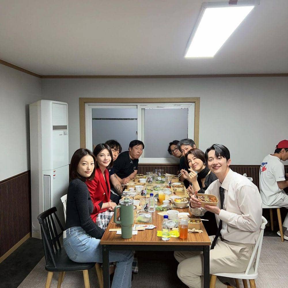 potret pemain drama Battle for Happiness di balik layar (instagram.com/chayeryun)