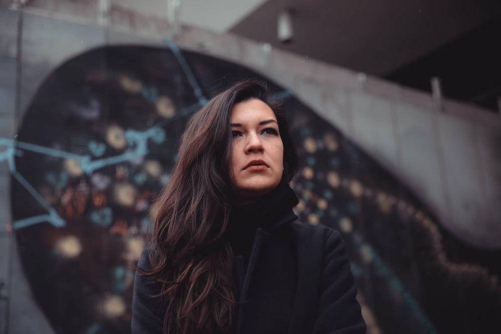 Ilustrasi perempuan sendiri (unsplash.com/Timur Romanov)