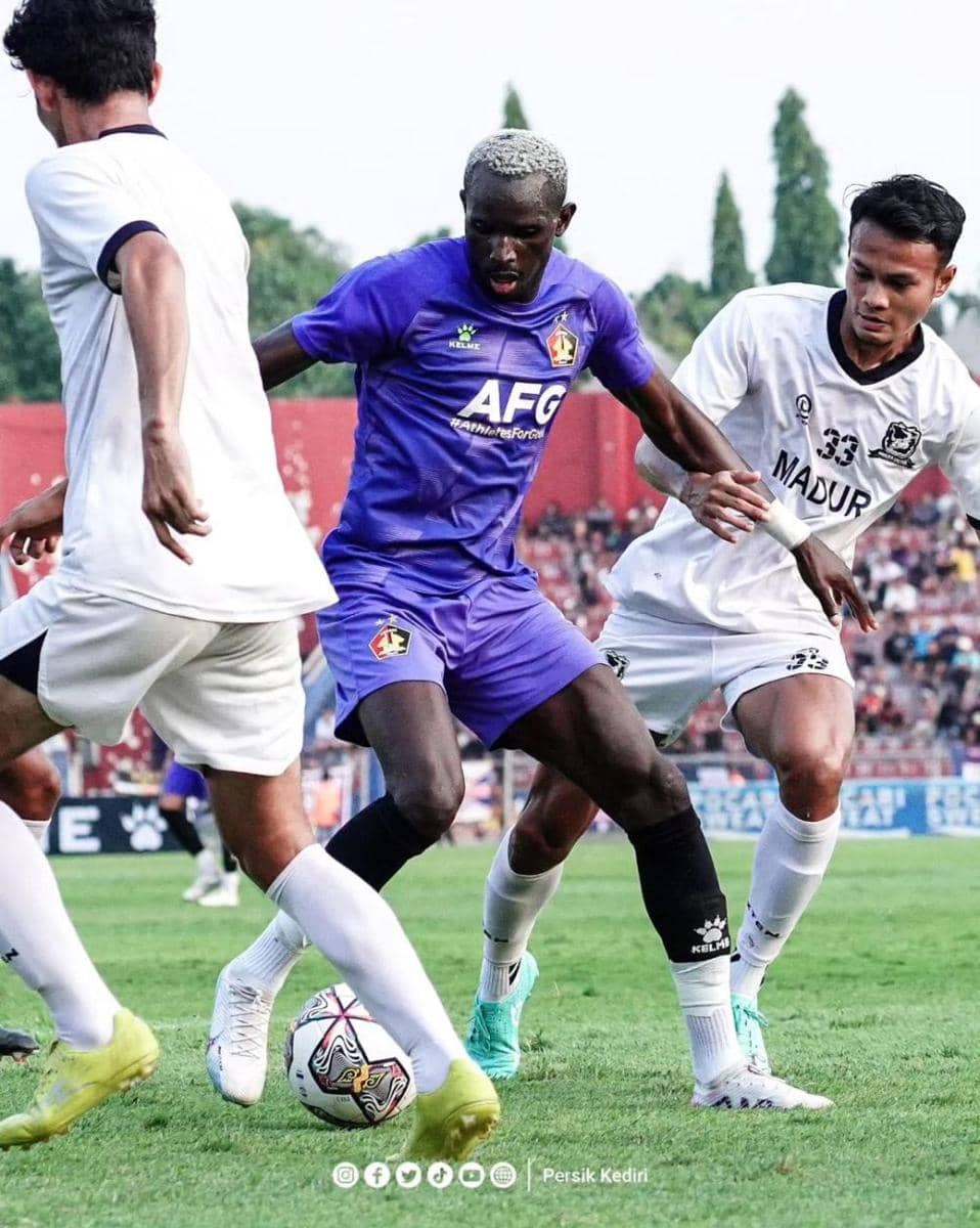 Pemain Persik Kediri saat melawan Madura United di laga uji coba. Instagram.com/Persikfcofficial