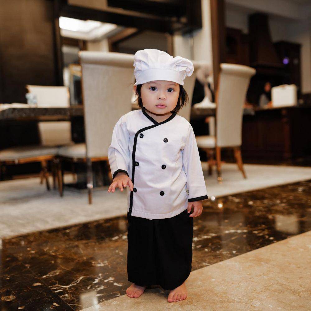 Ameena jadi chef (Instagram.com/aurelie.hermansyah)