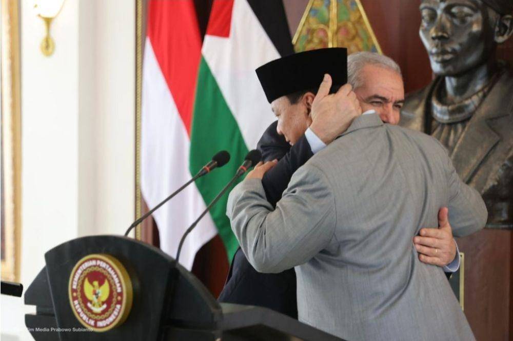 Menhan Prabowo Subianto ketika dipeluk oleh Perdana Menteri Palestina, Mohammed Ibrahim Shtayyeh di Jakarta pada 2022. (Dokumentasi Kemhan)