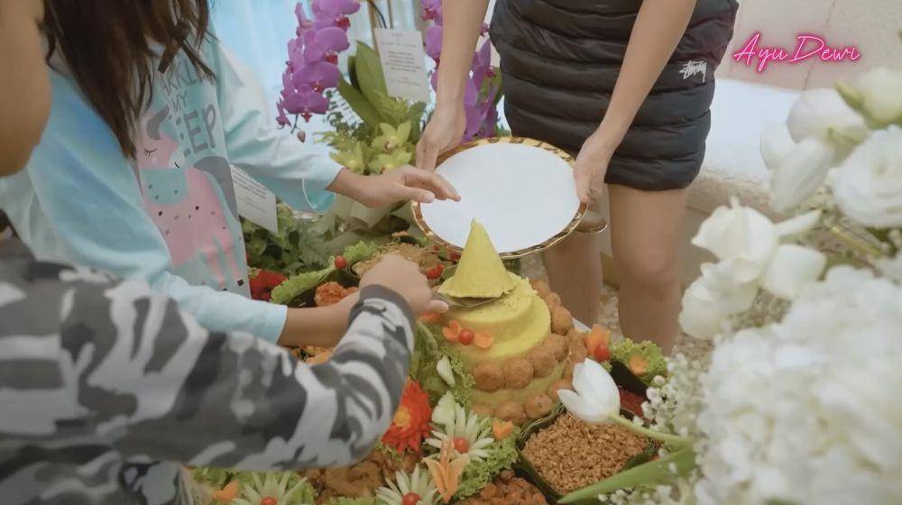 anniversary Ayu Dewi dan Regi Datau (YouTube.com/Ayu Dewi)