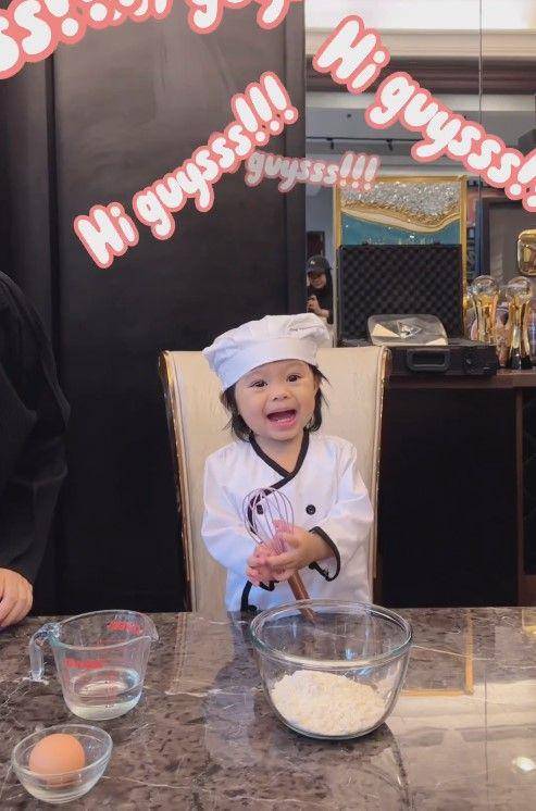 Ameena jadi chef (Instagram.com/aurelie.hermansyah)