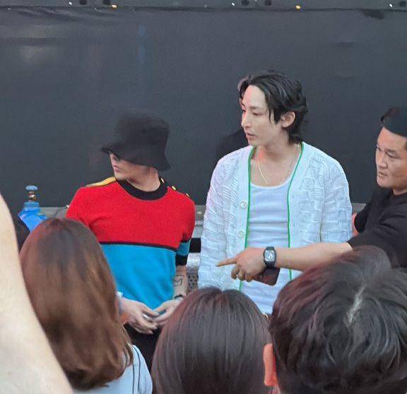 Lee Soo Hyuk dan G-Dragon yang hadir ke konser Bruno Mars (twitter.com/@dinobugi)