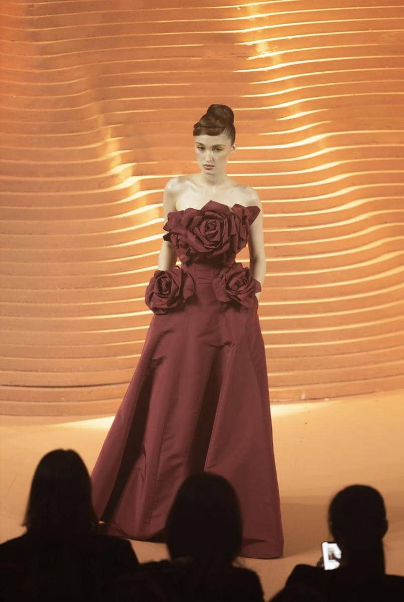 potret red gown MINUIT Collection 2023/2024 (dok. fashion show MINUIT Collection 2023/2024)