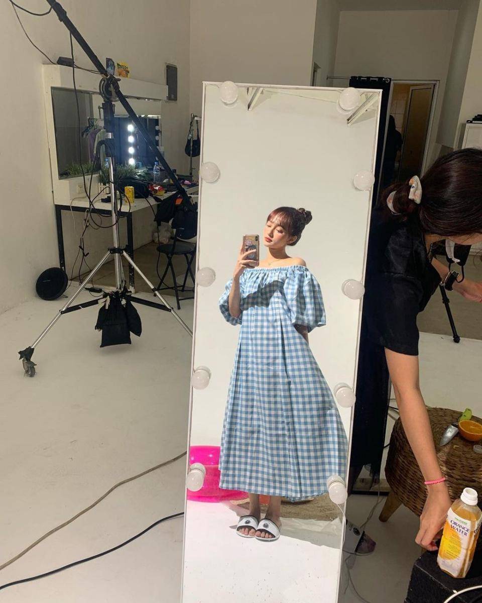 referensi gaya feminim ala Indah Kusuma (instagram.com/indahkus_)