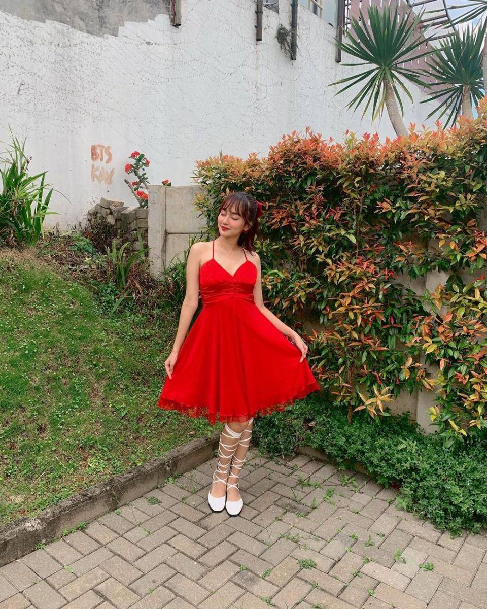 referensi gaya feminim ala Indah Kusuma (instagram.com/indahkus_)