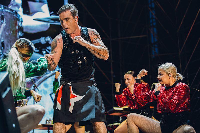 Ngos-ngosan saat Konser, Robbie Williams Akui Mengalami Long COVID