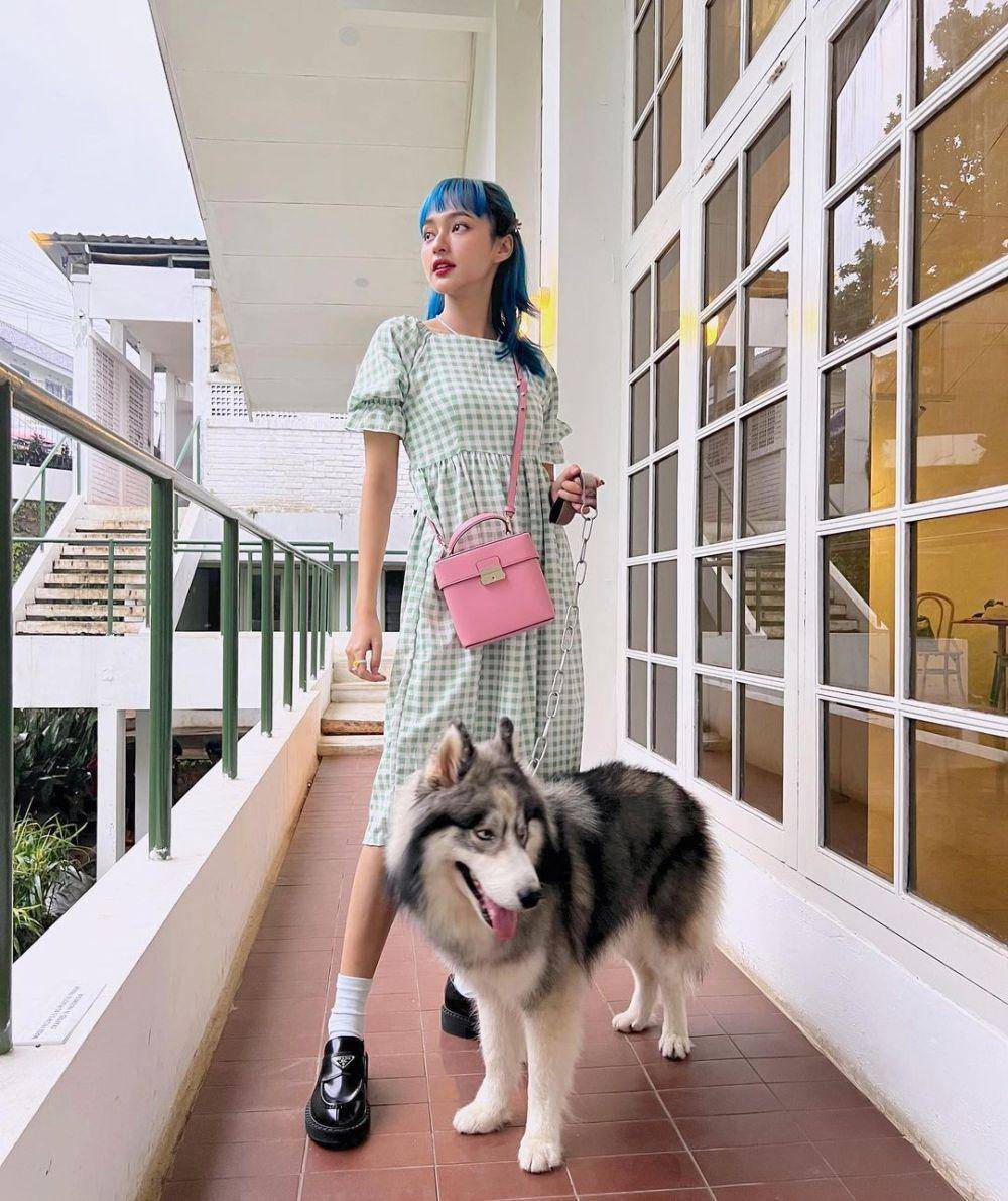 referensi gaya feminim ala Indah Kusuma (instagram.com/indahkus_)