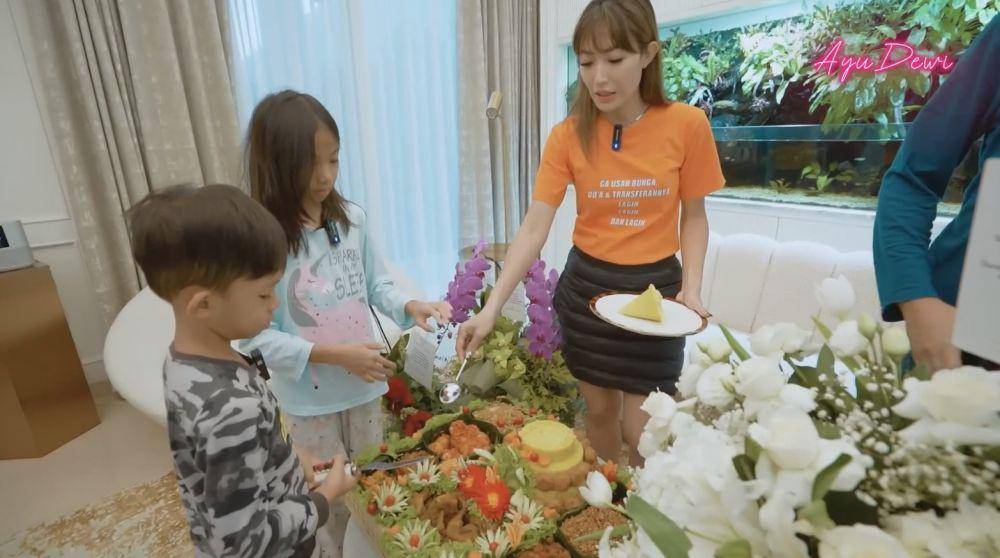 anniversary Ayu Dewi dan Regi Datau (YouTube.com/Ayu Dewi)