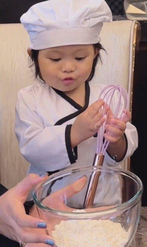 Ameena jadi chef (Instagram.com/aurelie.hermansyah)